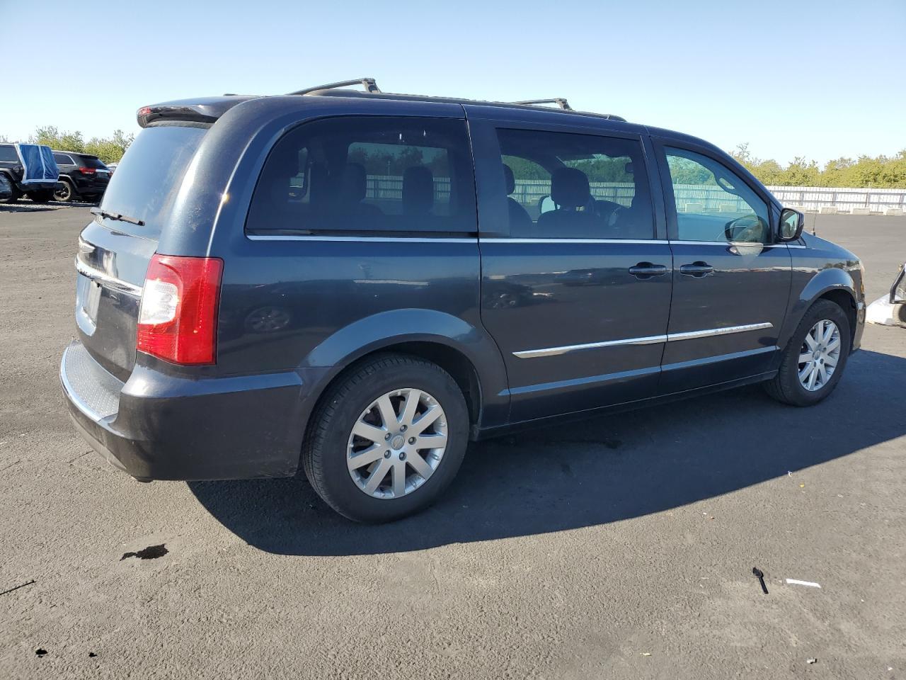 2014 Chrysler Town & Country Touring - Image 3