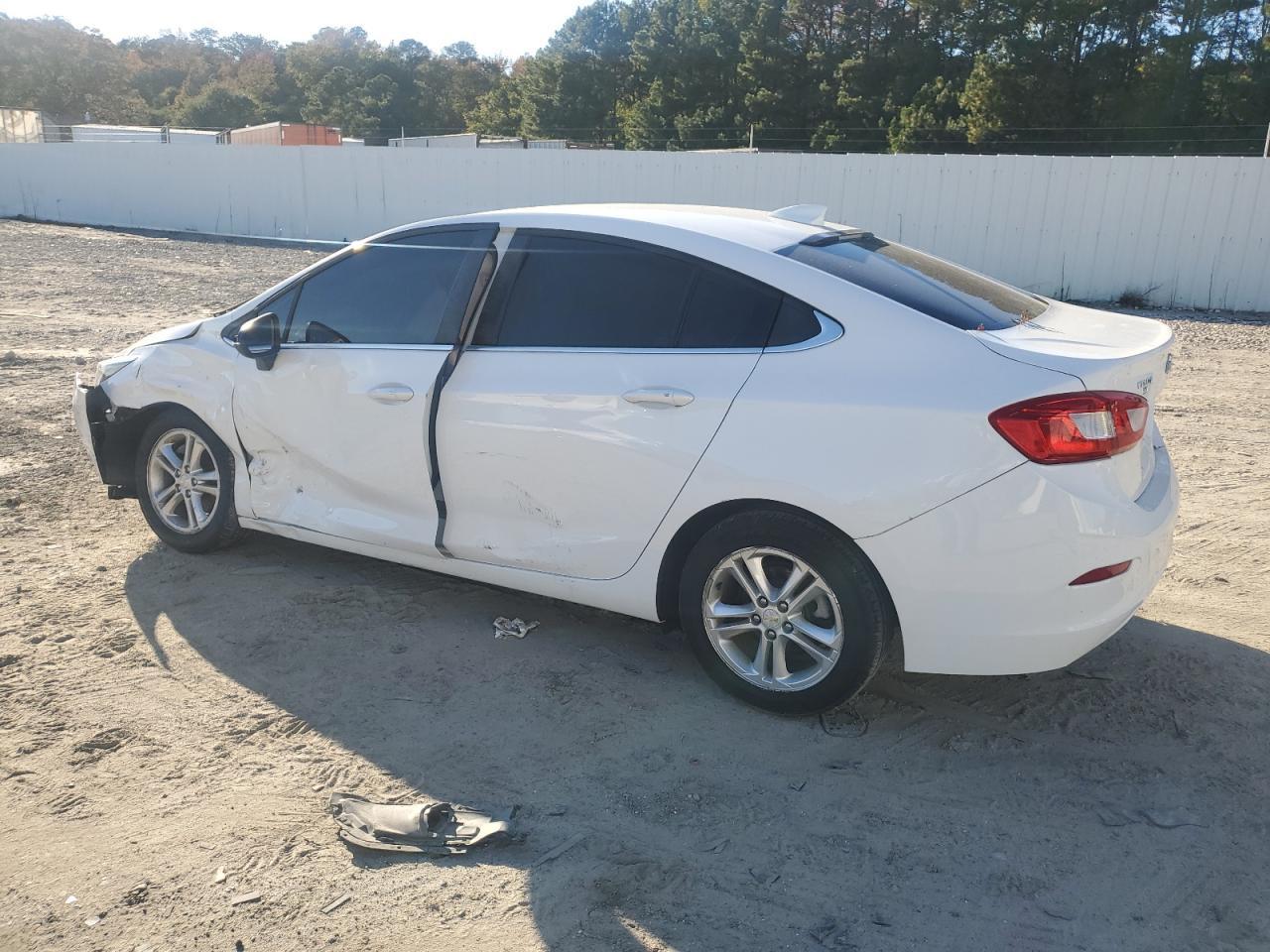 2017 Chevrolet Cruze Lt - Image 2