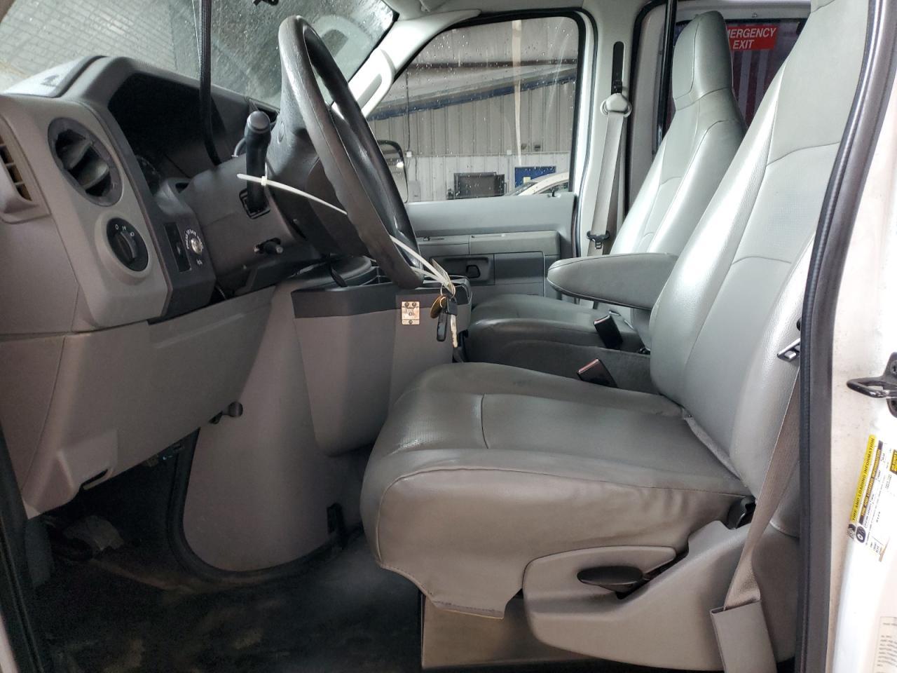 2012 Ford Econoline E250 Van - Фото 7