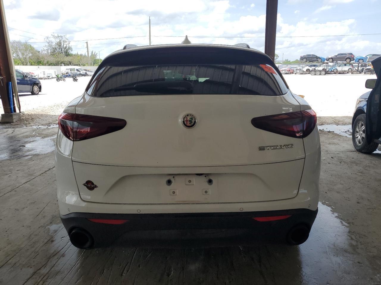 2022 Alfa Romeo Stelvio - Image 6