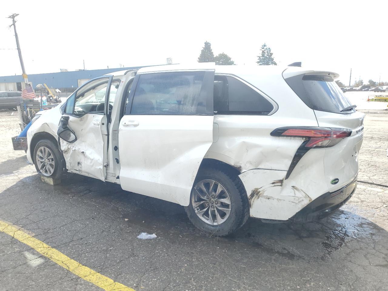 2022 Toyota Sienna Le - Фото 2