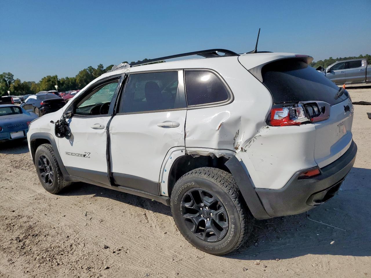 2022 Jeep Cherokee Latitude - Image 2
