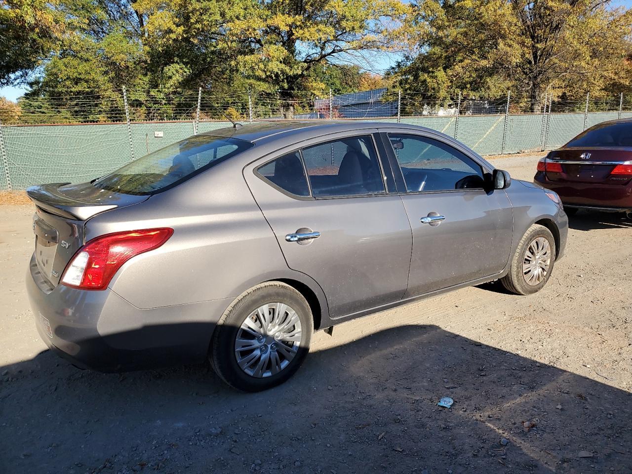 2014 Nissan Versa S - Фото 3