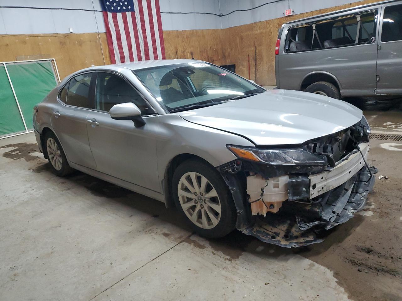 2020 Toyota Camry Le - Фото 4