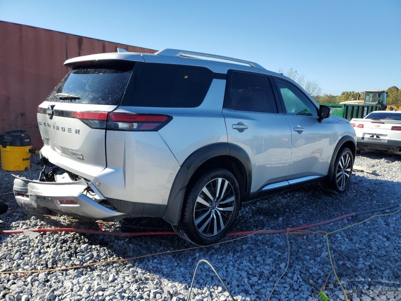 2023 Nissan Pathfinder Platinum - Фото 3