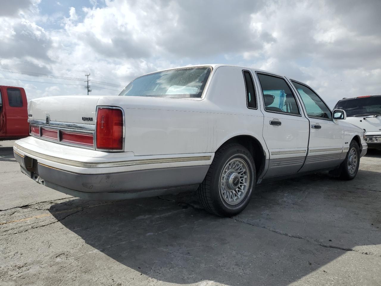 1997 Lincoln Town Car - Фото 3