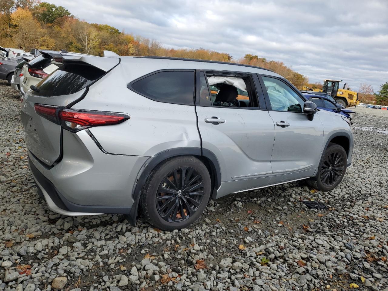 2023 Toyota Highlander L - Image 3