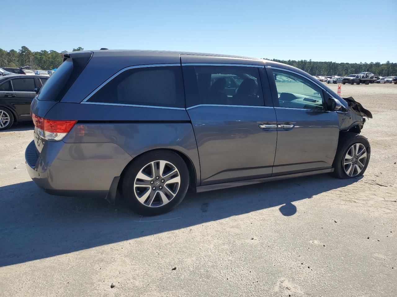 2015 Honda Odyssey Touring - Image 3