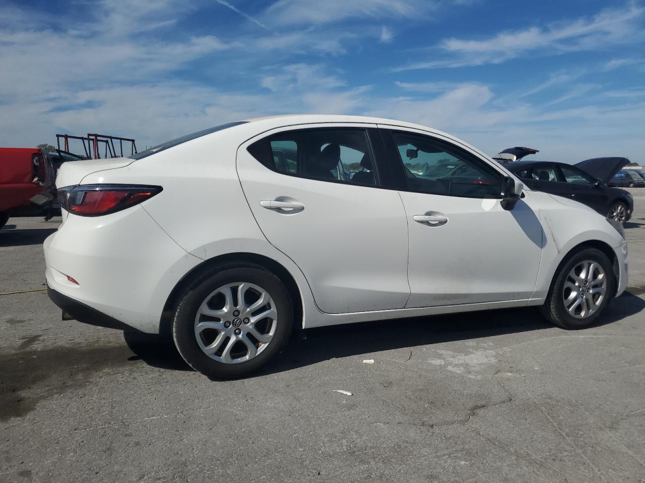 2017 Toyota Yaris Ia - Фото 3