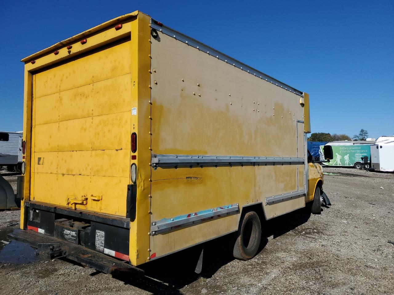2005 GMC Savana Box Truck - Фото 3