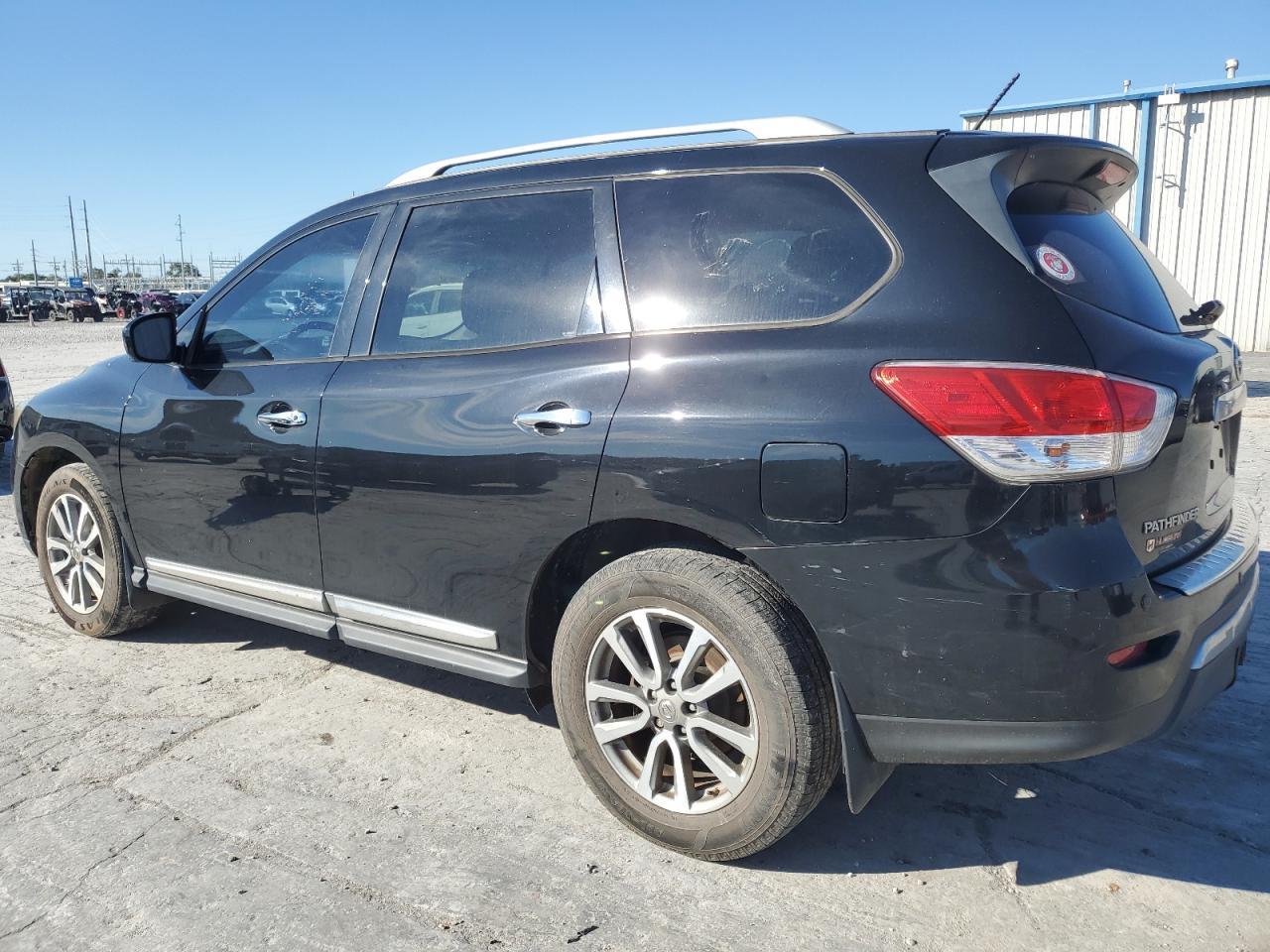 2016 Nissan Pathfinder S - Image 2