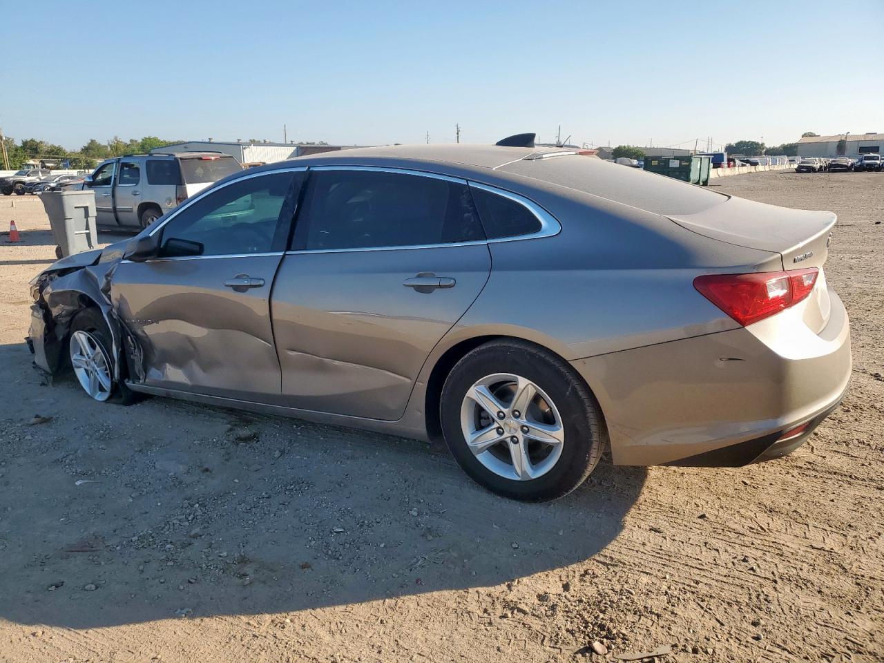 2022 Chevrolet Malibu Ls - Фото 2