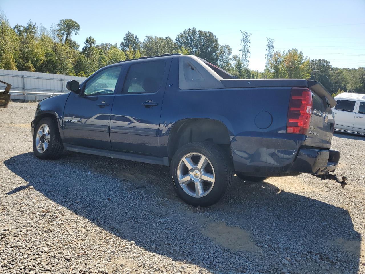 2011 Chevrolet Avalanche Lt - Image 2
