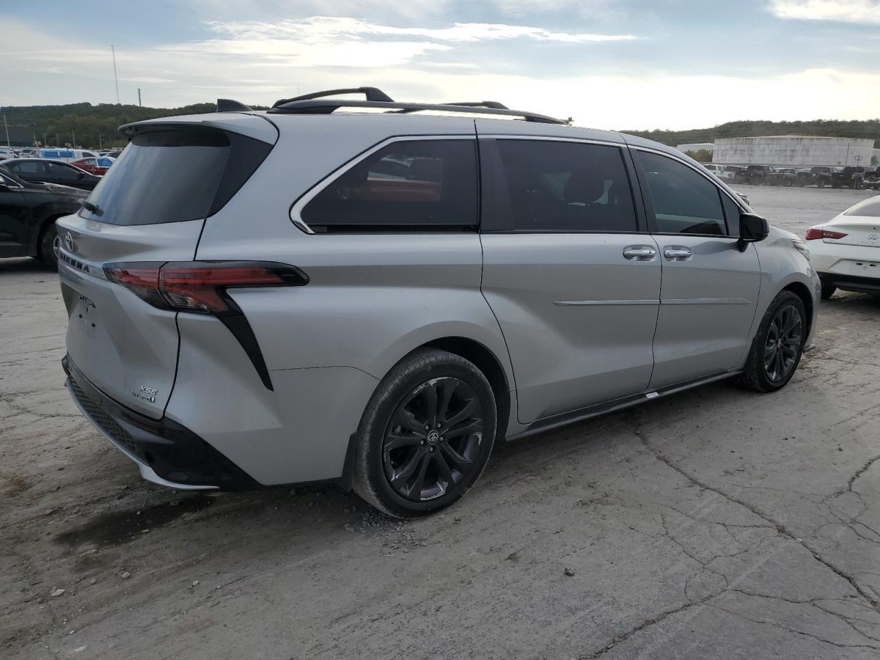 2024 Toyota Sienna Xse - Фото 3