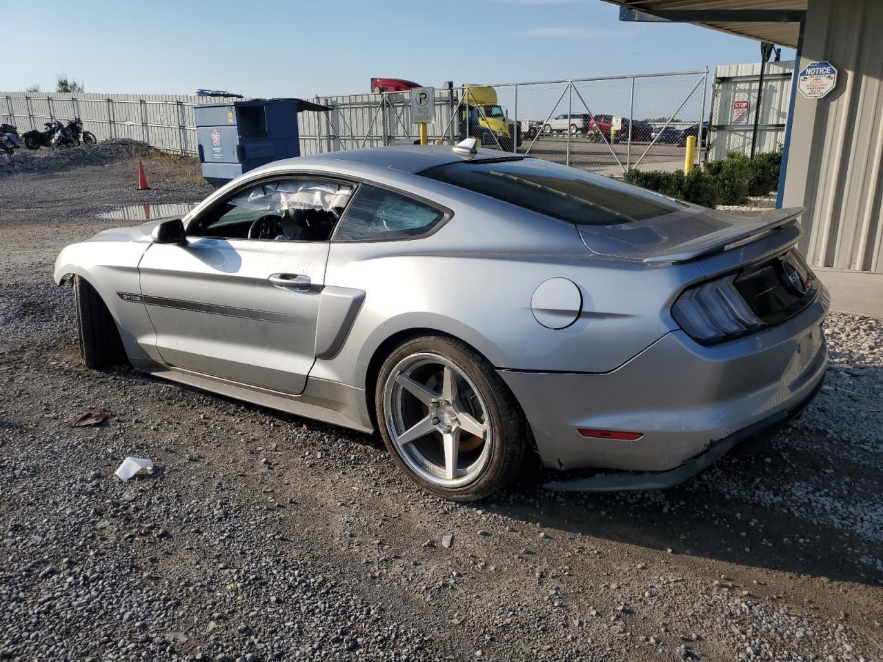 2020 Ford Mustang Gt - Фото 2