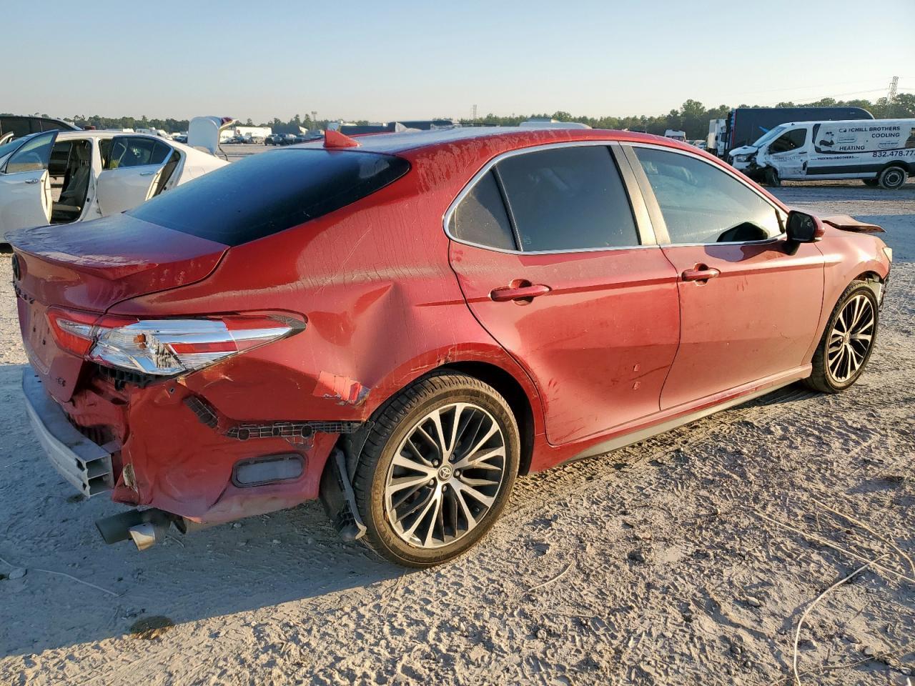 2020 Toyota Camry Se - Фото 3