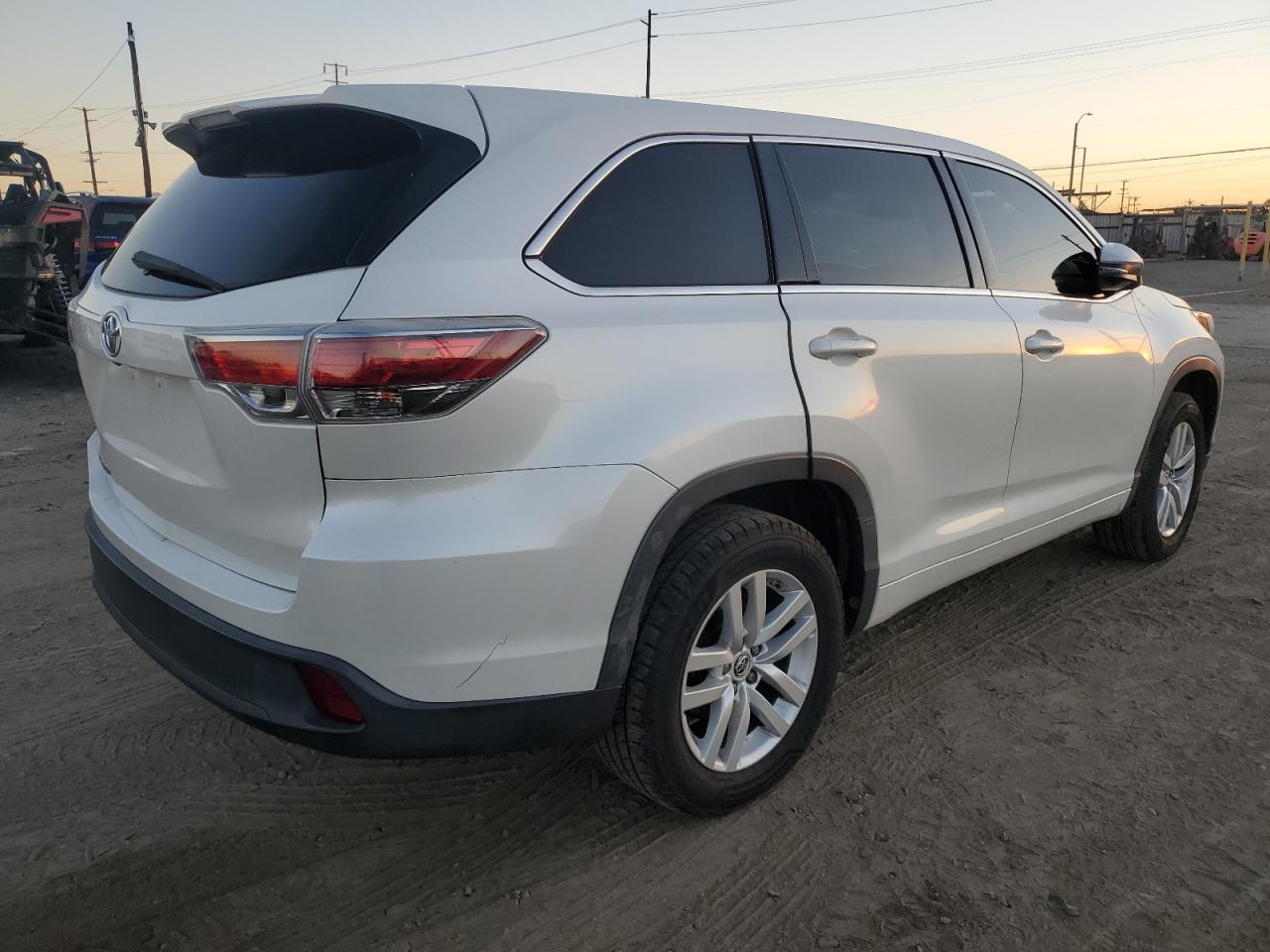2016 Toyota Highlander Le - Фото 3