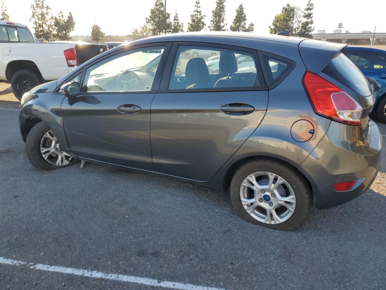 2015 Ford Fiesta Se - Фото 2