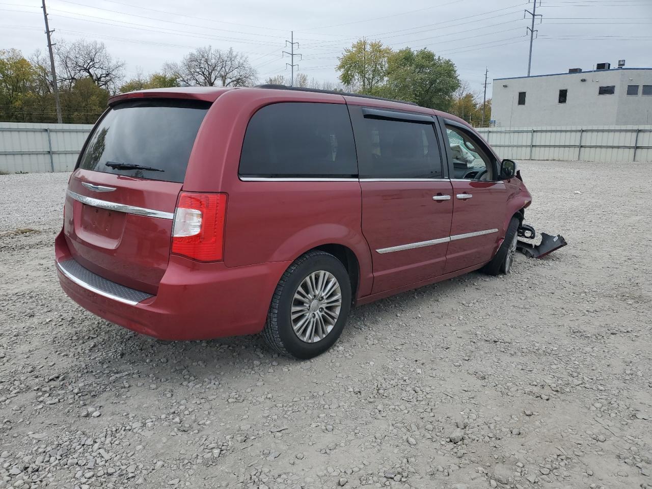 2013 Chrysler Town & Country Touring L - Image 3