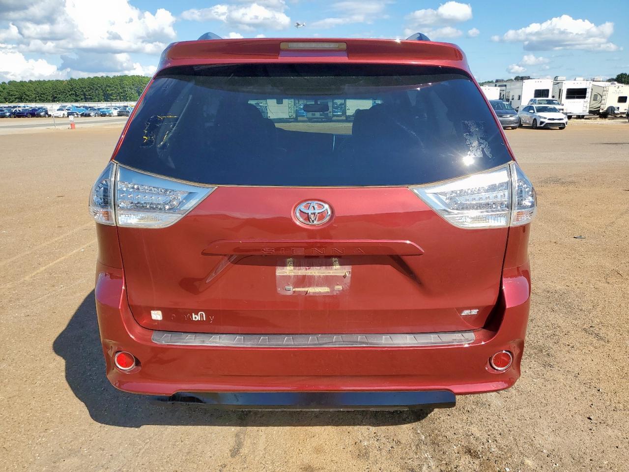 2017 Toyota Sienna Se - Image 6