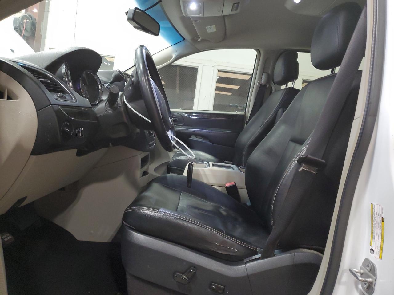 2015 Chrysler Town & Country Touring - Фото 7