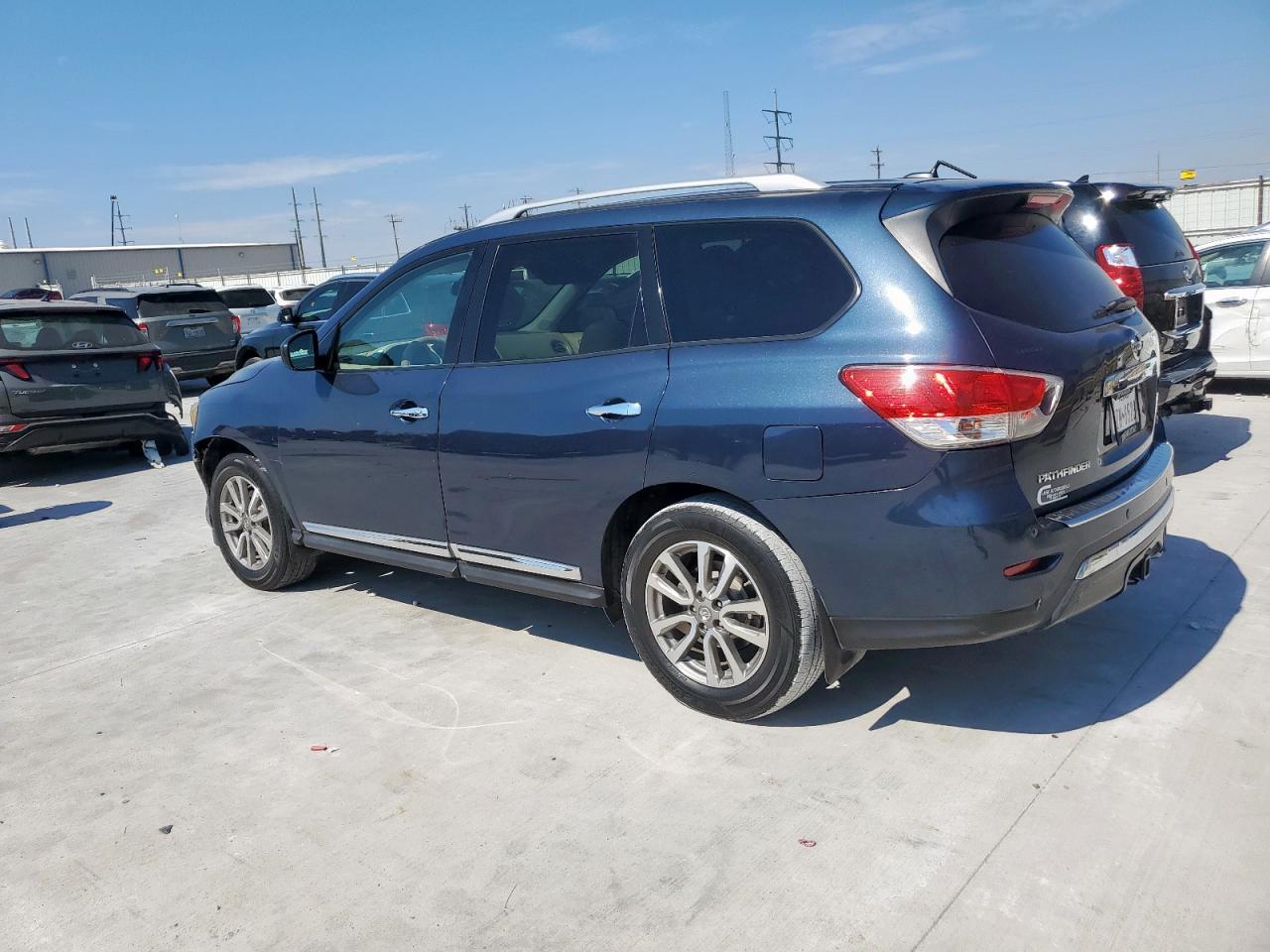2014 Nissan Pathfinder S - Фото 2