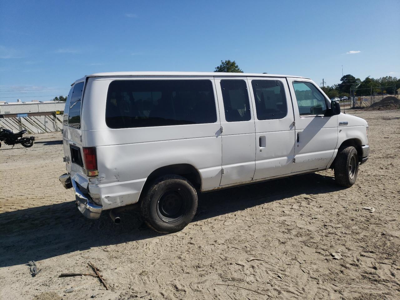 2013 Ford Econoline E350 Super Duty Wagon - Фото 3