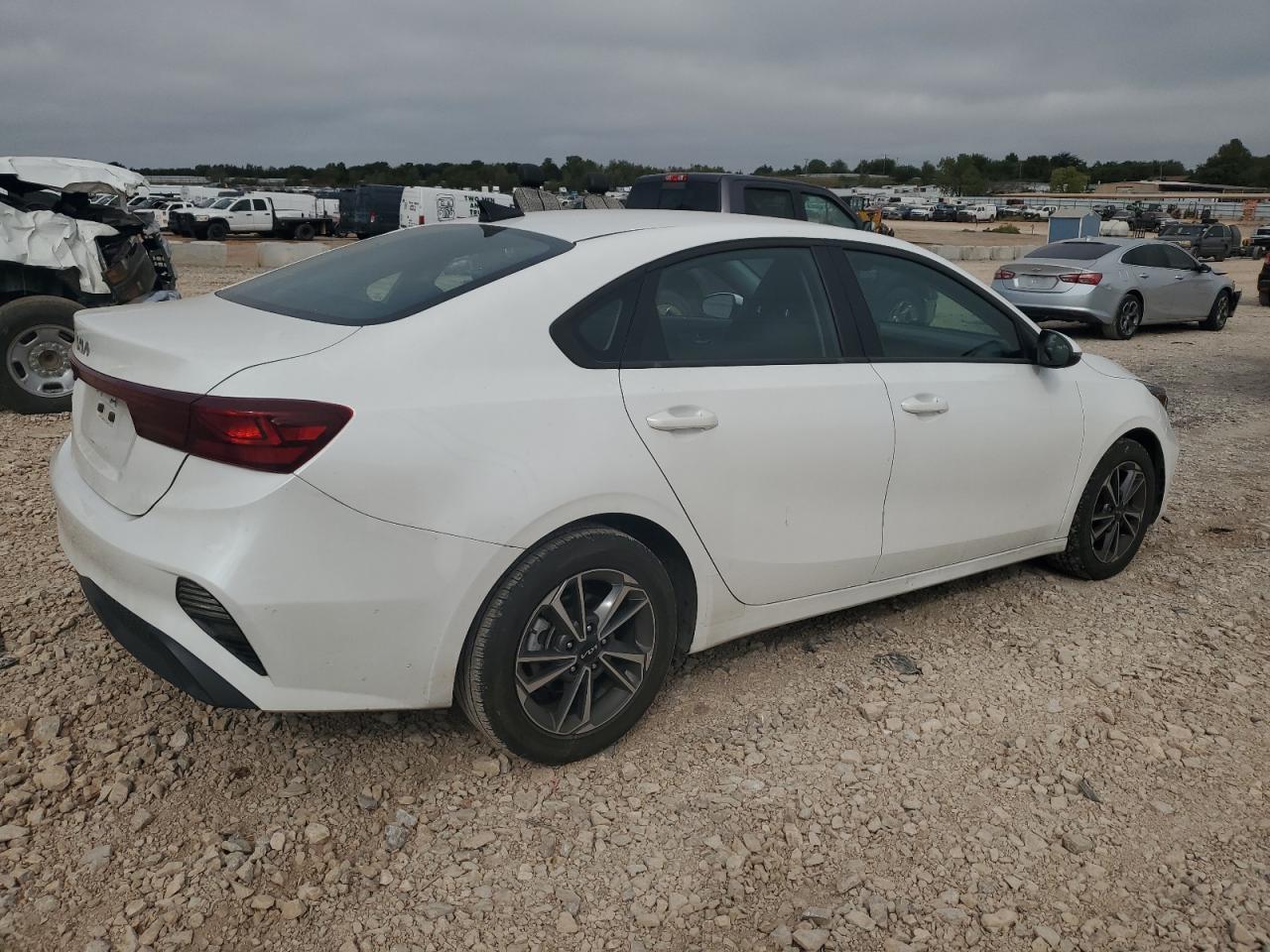 2023 Kia Forte Lxs - Фото 3