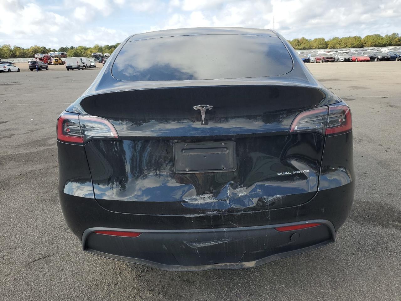 2025 Tesla Model Y - Фото 6