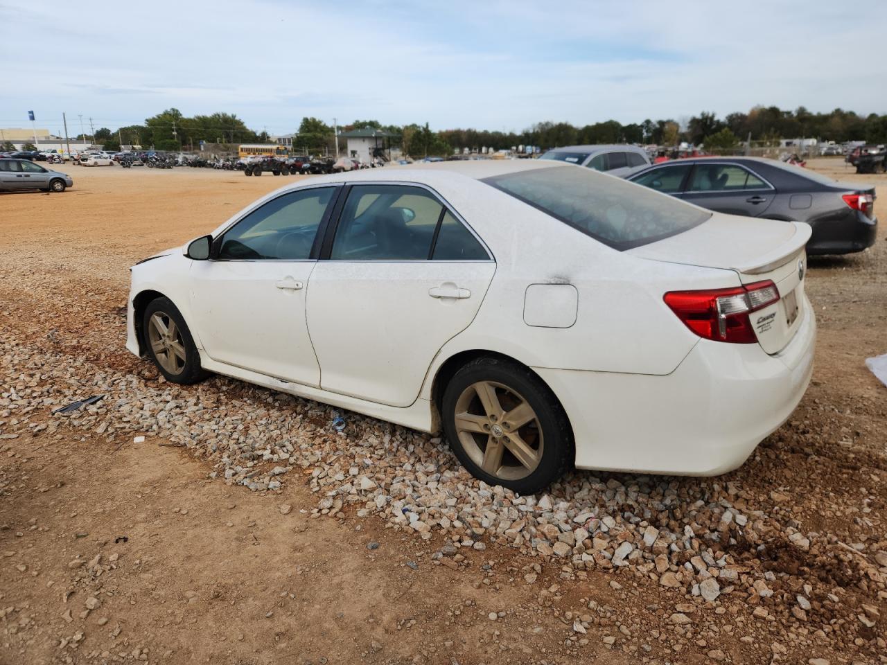 2013 Toyota Camry L - Фото 2