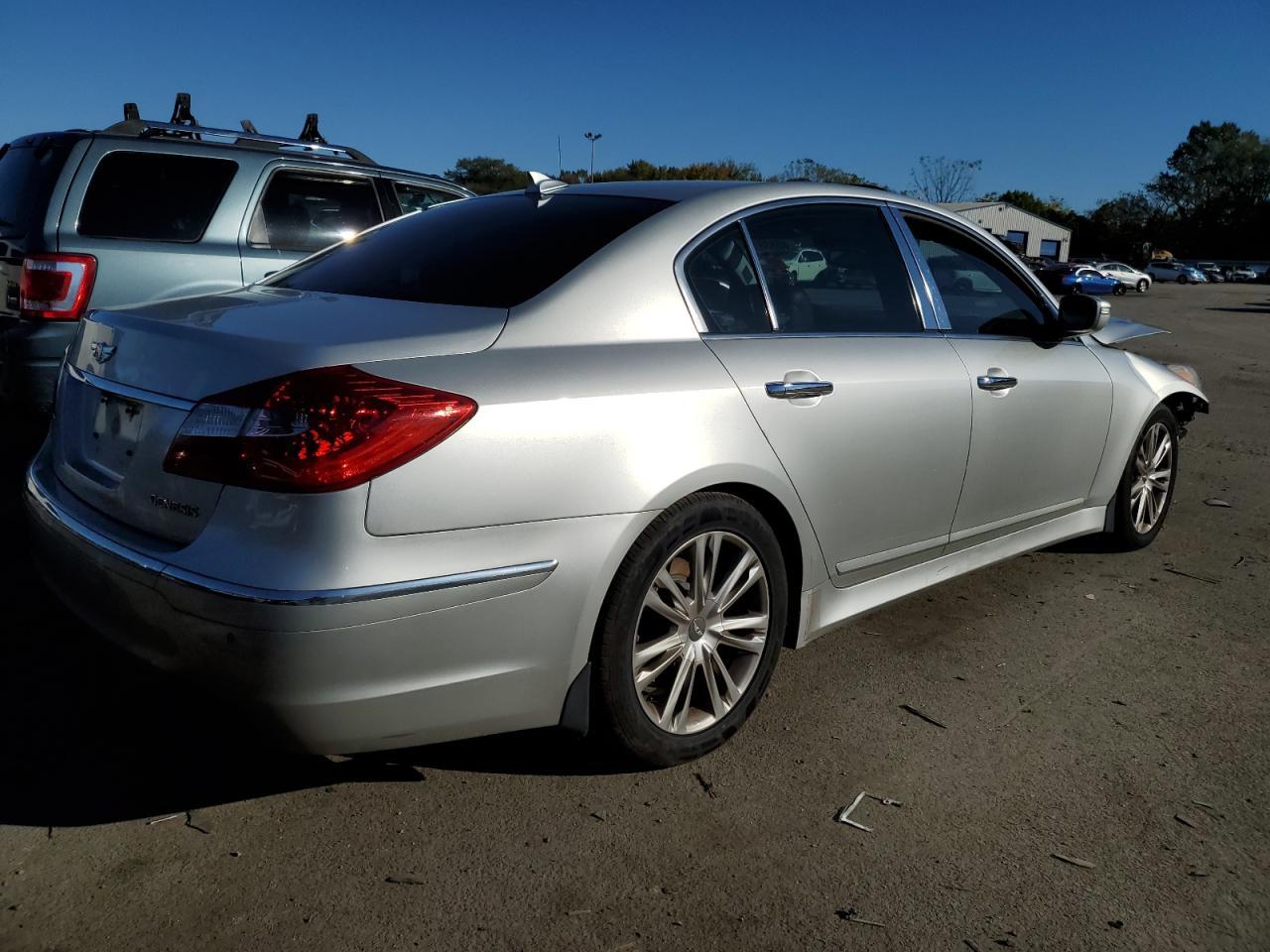 2013 Hyundai Genesis 3.8L - Фото 3