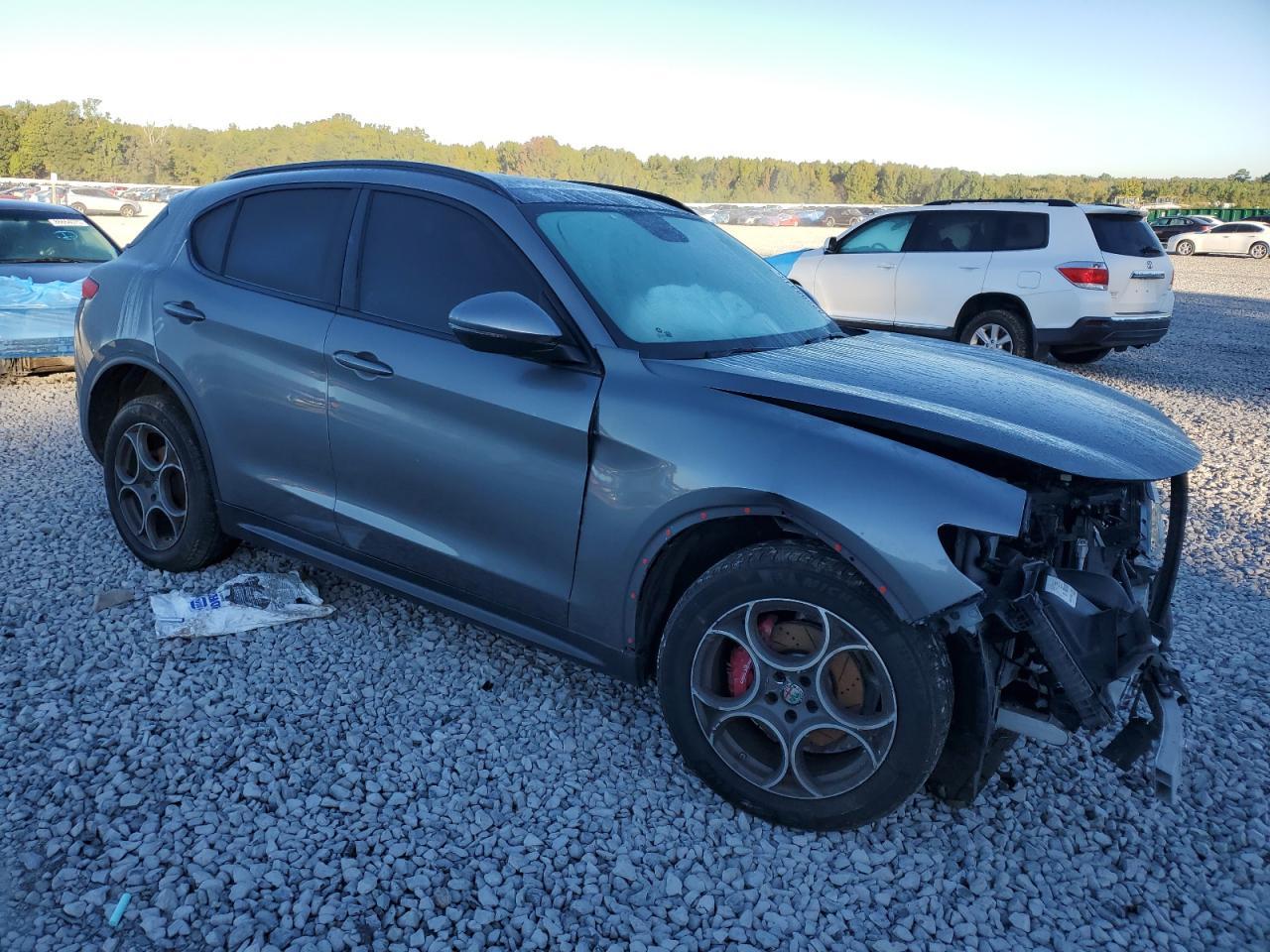 2018 Alfa Romeo Stelvio Ti Sport - Image 4
