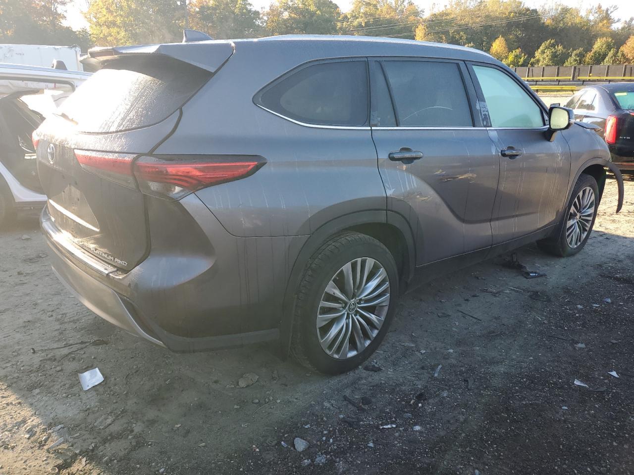 2021 Toyota Highlander Platinum - Image 3