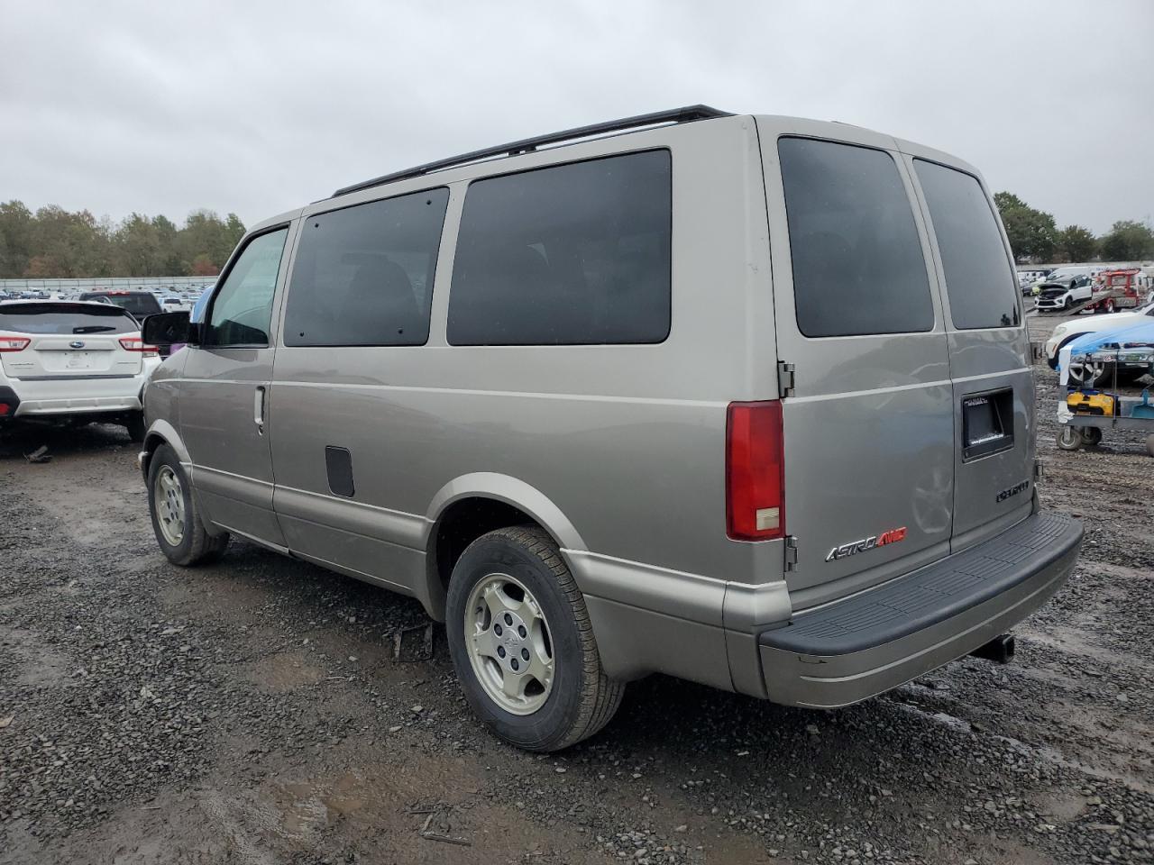 2004 Chevrolet Astro - Фото 2