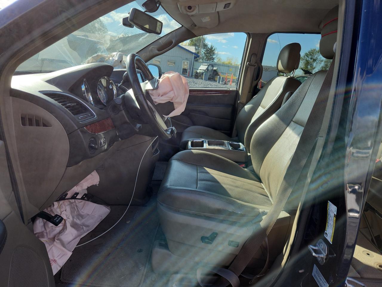 2015 Chrysler Town & Country Touring L - Image 7