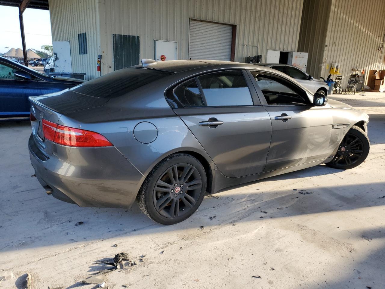 2017 Jaguar Xe Prestige - Фото 3