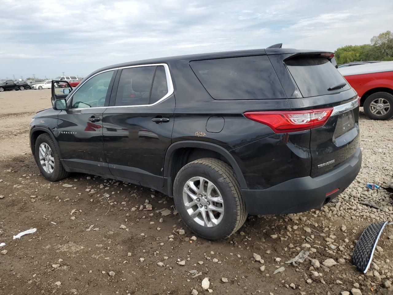 2021 Chevrolet Traverse Ls - Фото 2