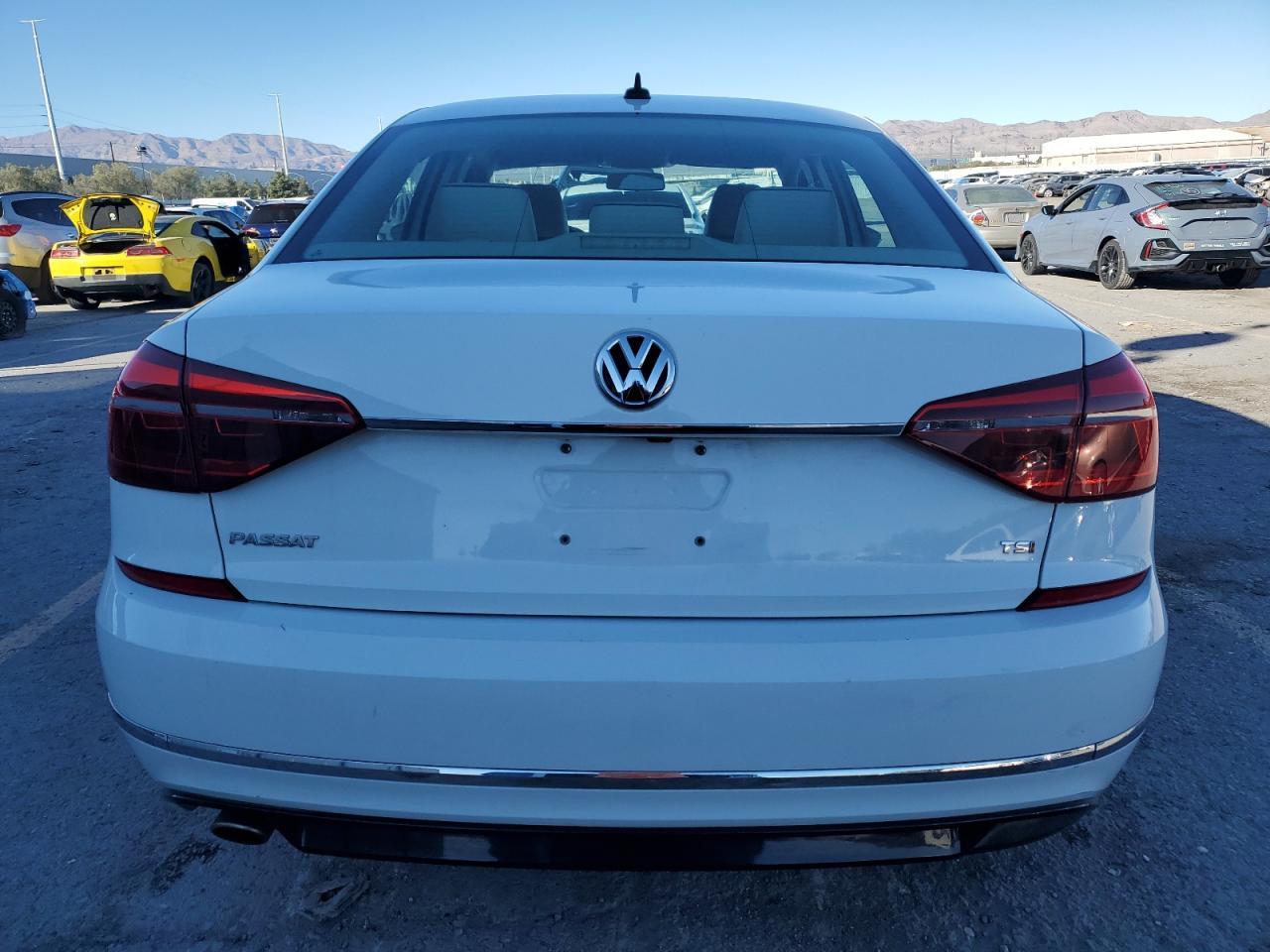 2017 Volkswagen Passat R-Line - Фото 6