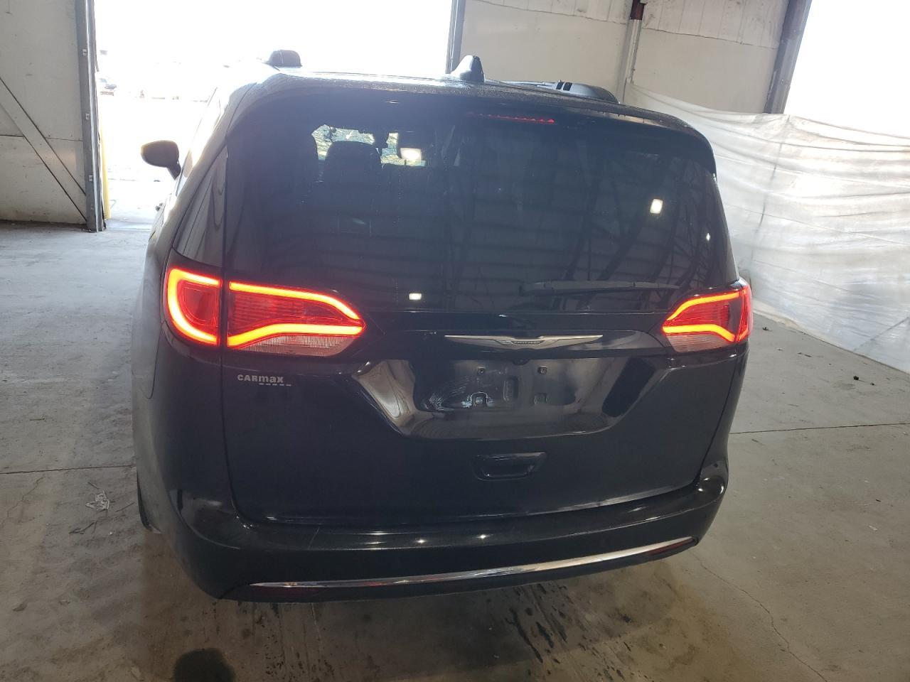2017 Chrysler Pacifica Touring L - Фото 6