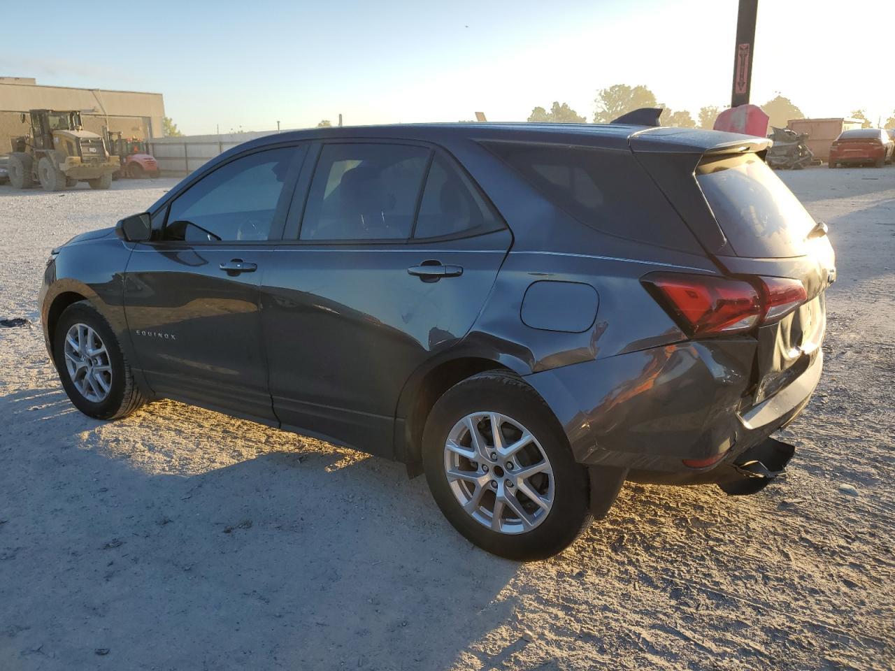 2022 Chevrolet Equinox Ls - Фото 2
