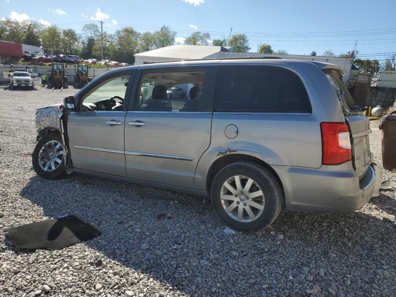 2016 Chrysler Town & Country Touring - Фото 2