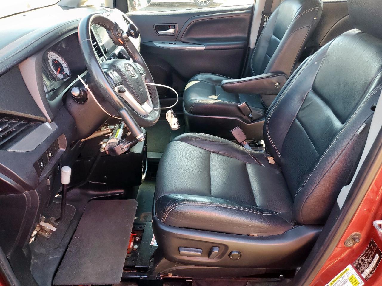 2017 Toyota Sienna Se - Image 7