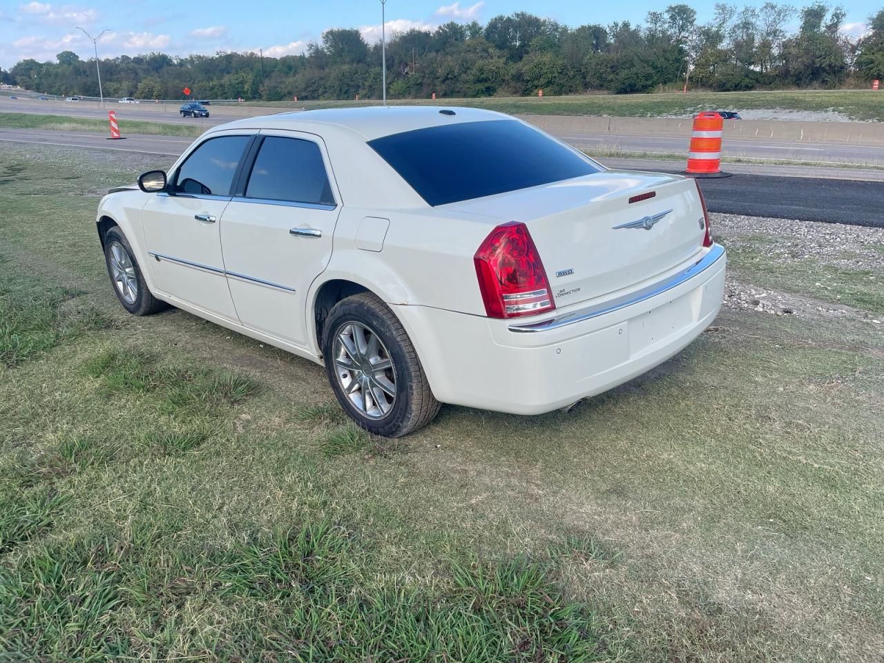 2010 Chrysler 300C - Фото 3