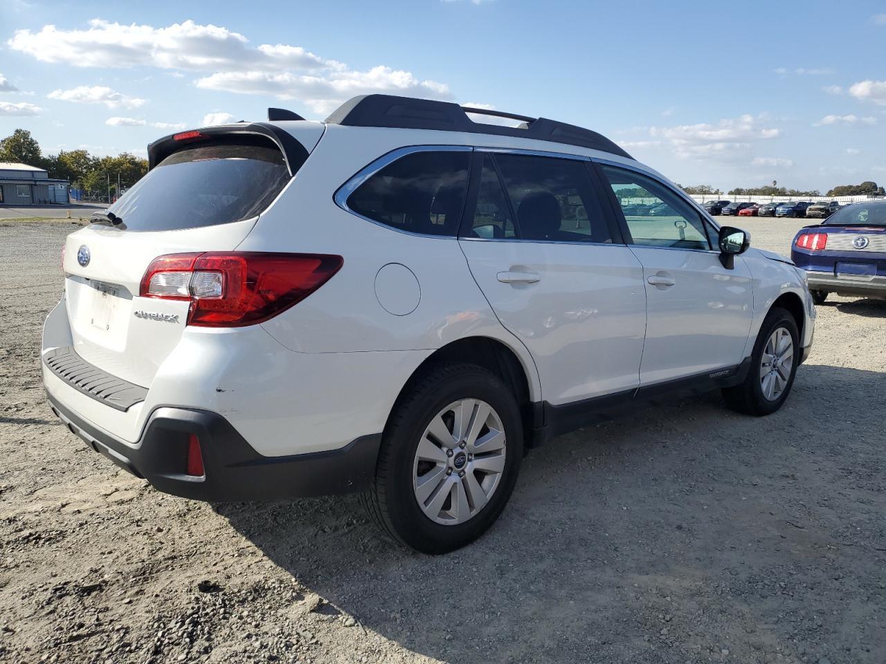 2019 Subaru Outback 2.5I Premium - Image 3