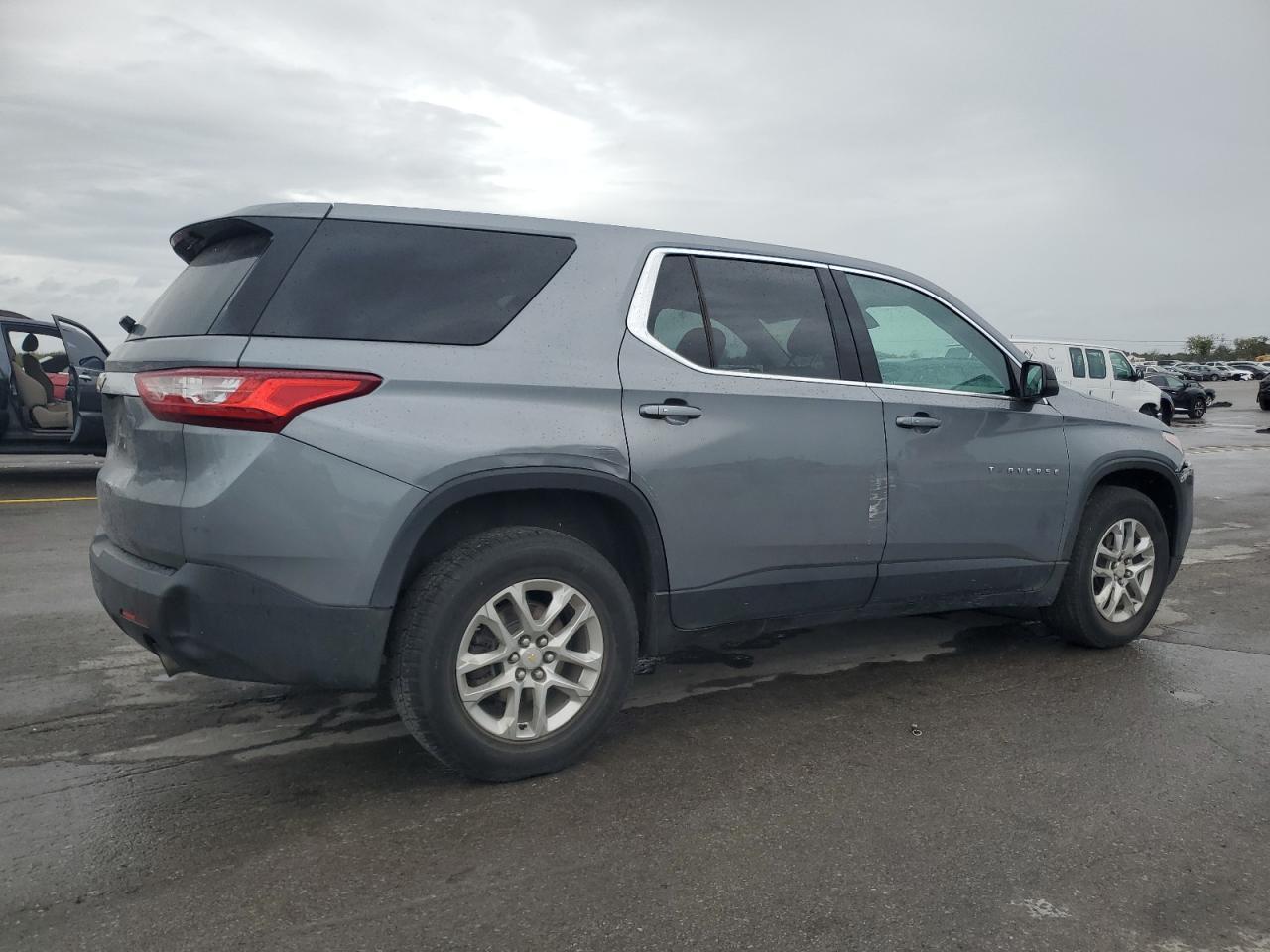 2021 Chevrolet Traverse Ls - Фото 3
