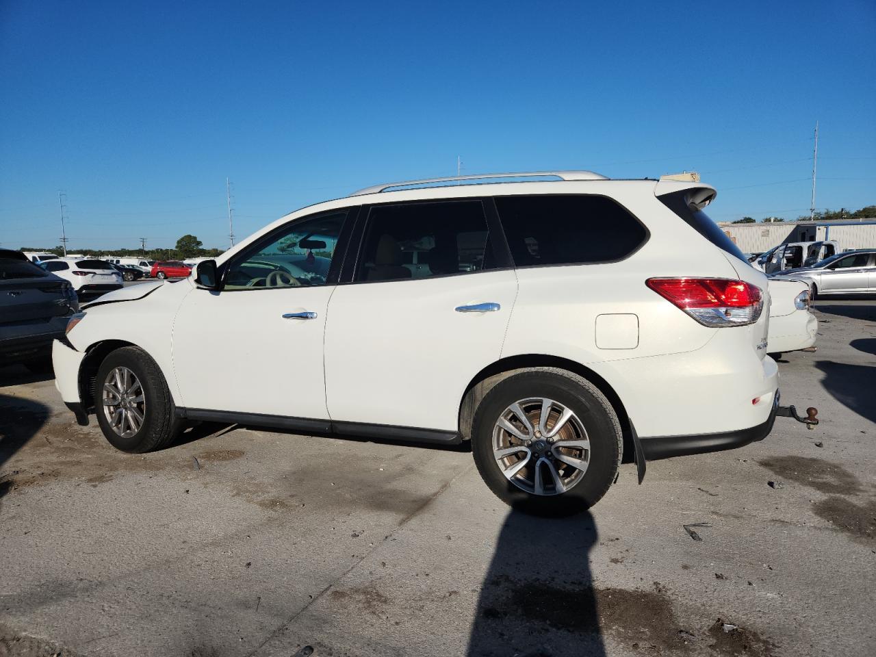 2014 Nissan Pathfinder S - Image 2