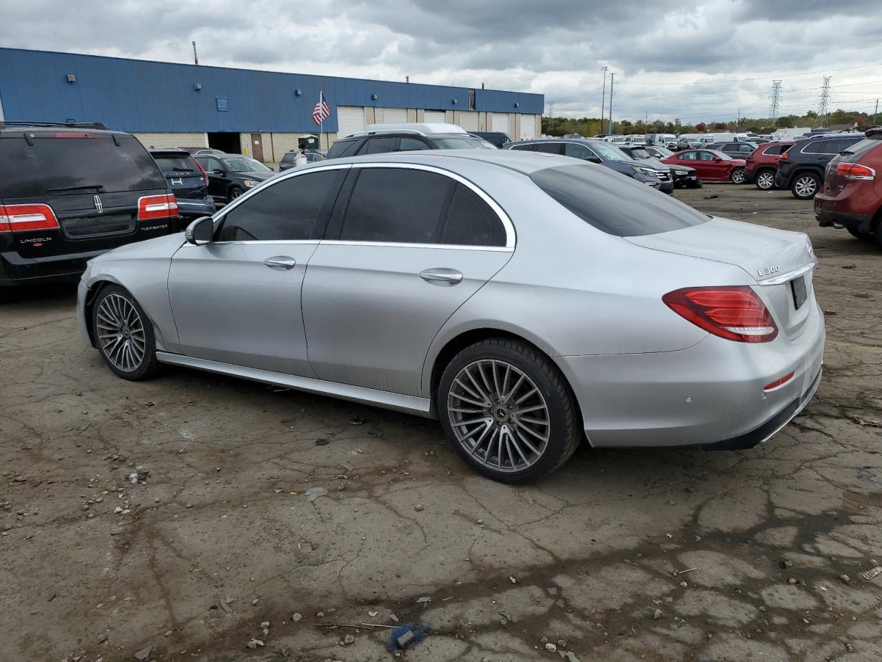 2018 Mercedes-Benz E 300 4Matic - Фото 2