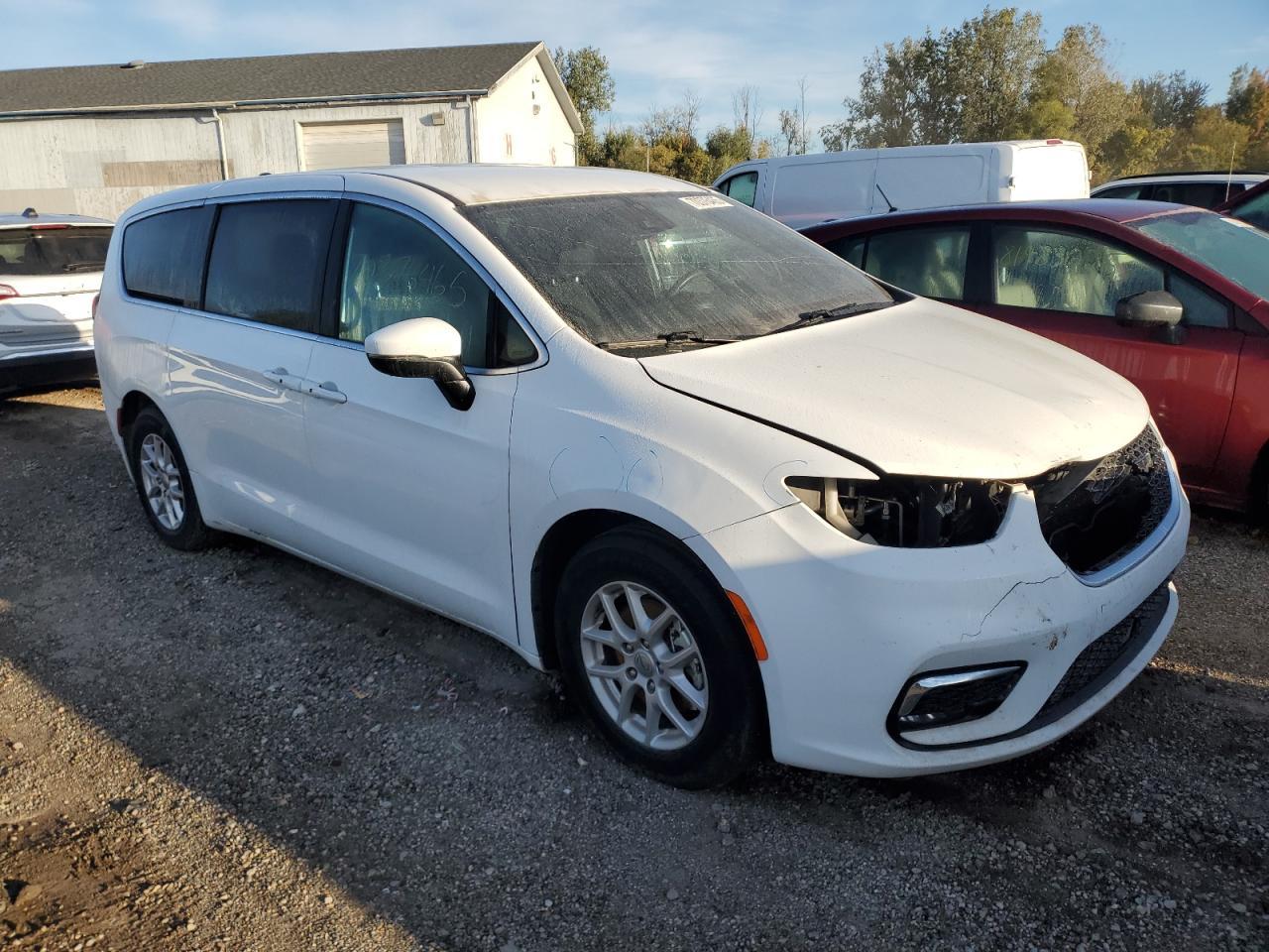 2023 Chrysler Pacifica Touring - Image 4