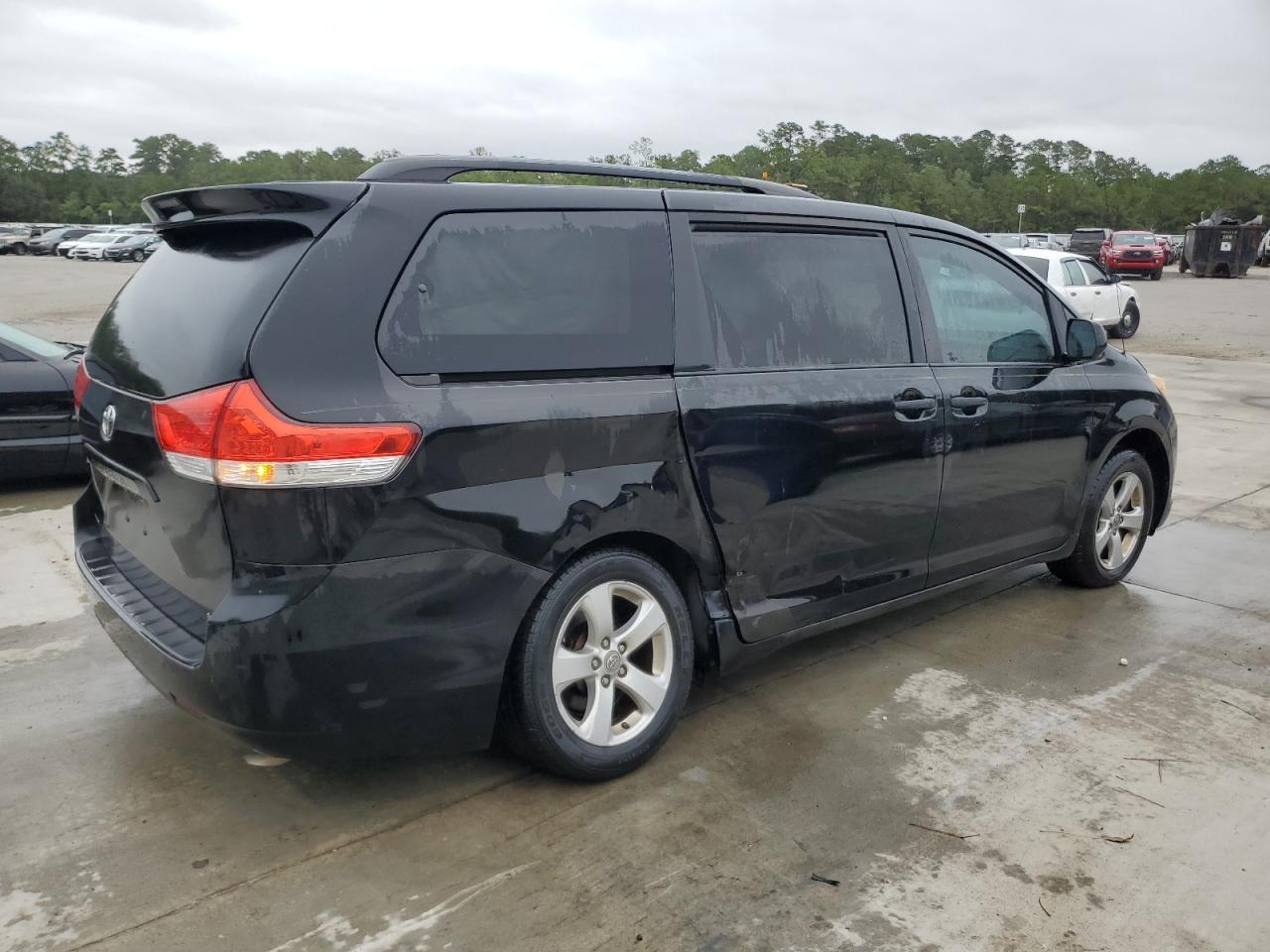 2011 Toyota Sienna Le - Фото 3