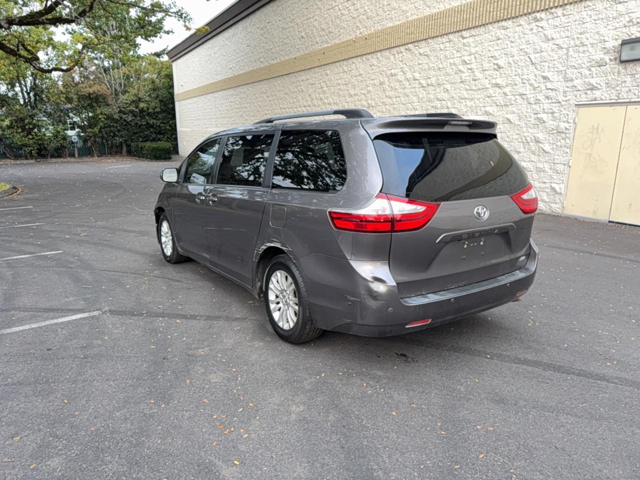 2016 Toyota Sienna Xle - Image 3